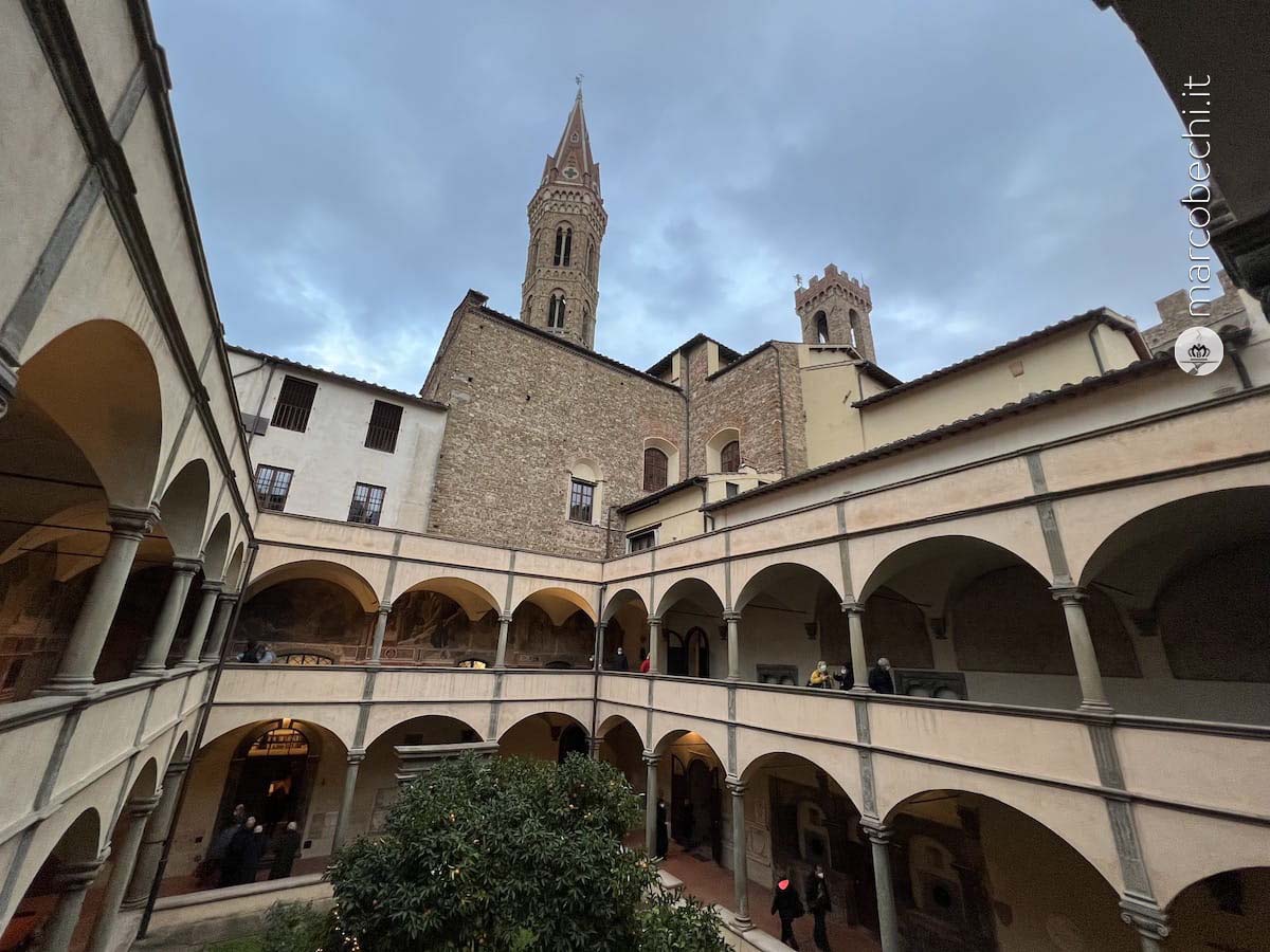 La Badia Fiorentina vista dal chiostro interno degli aranci