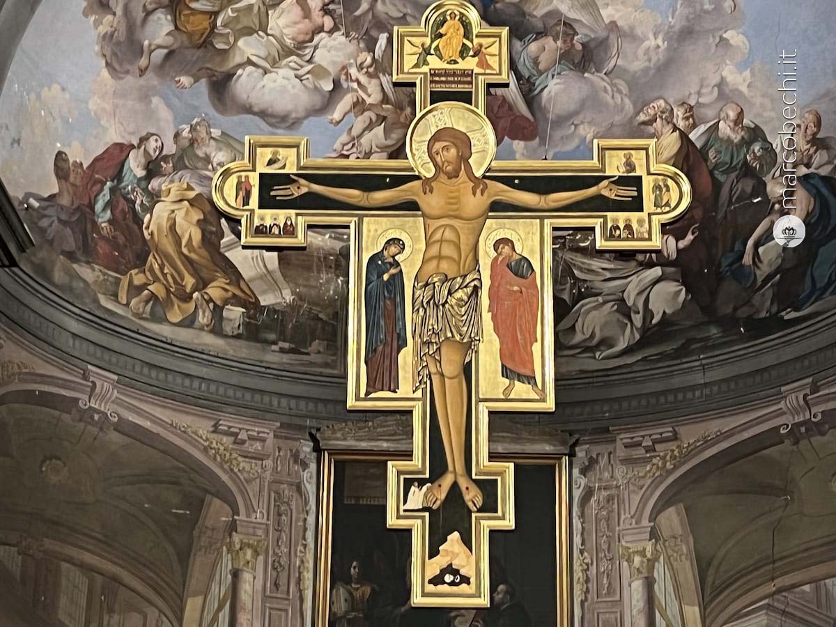 Il crocefisso che sovrasta l'altare maggiore della Badia Fiorentina