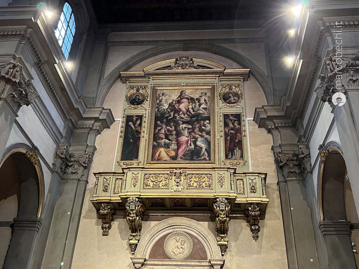 Il lato est della chiesa con pittura di Giorgio Vasari - Assunzione della Vergine e dei Santi