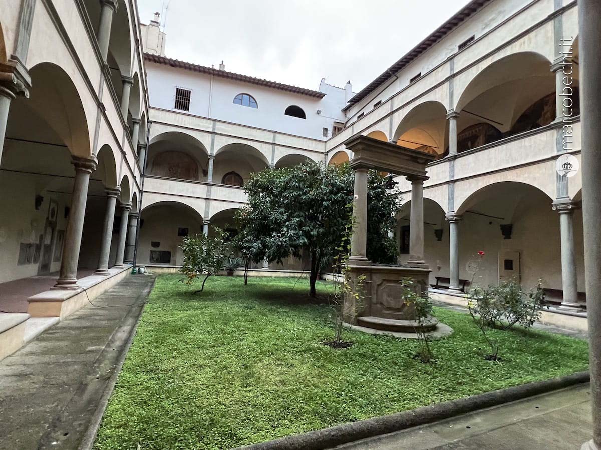 La Badia Fiorentina vista dal chiostro interno degli aranci