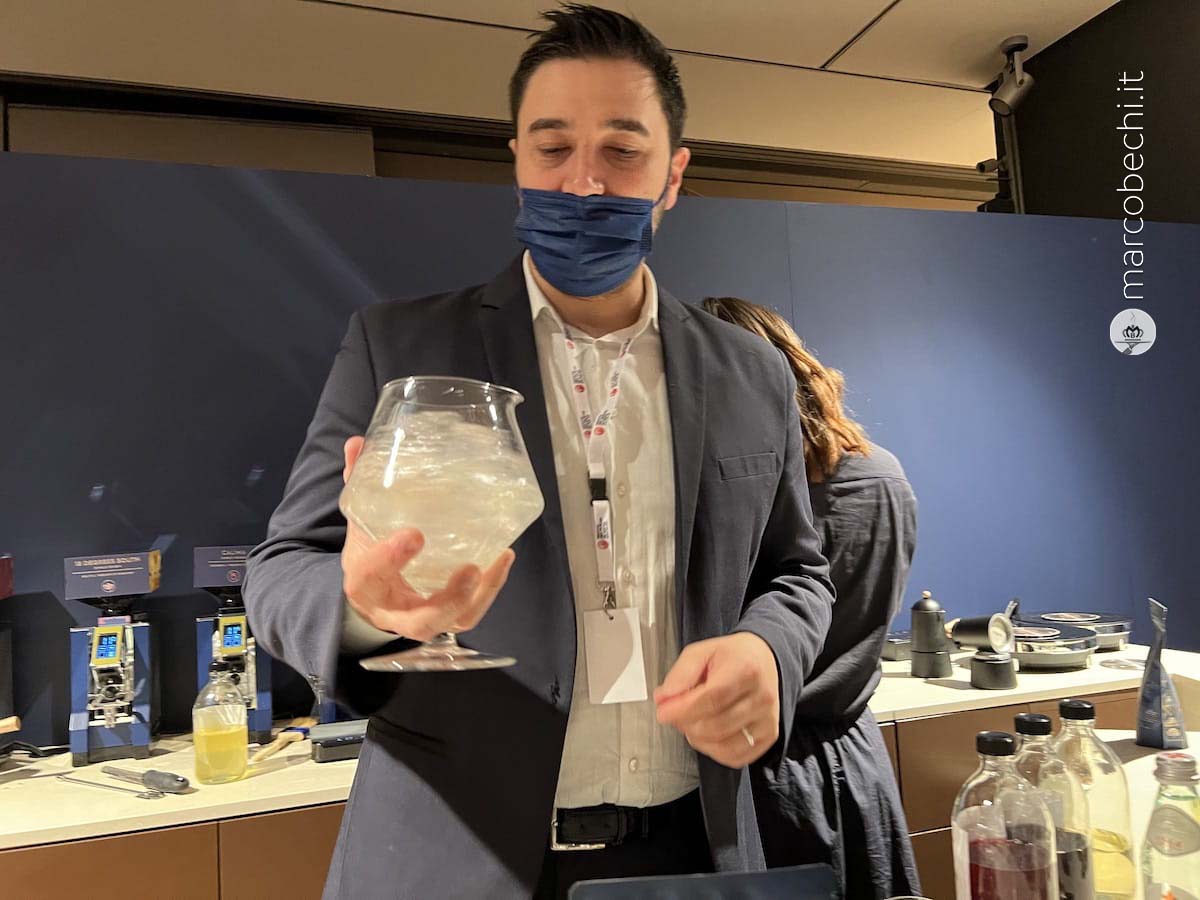 Il barman che prepara i cocktail