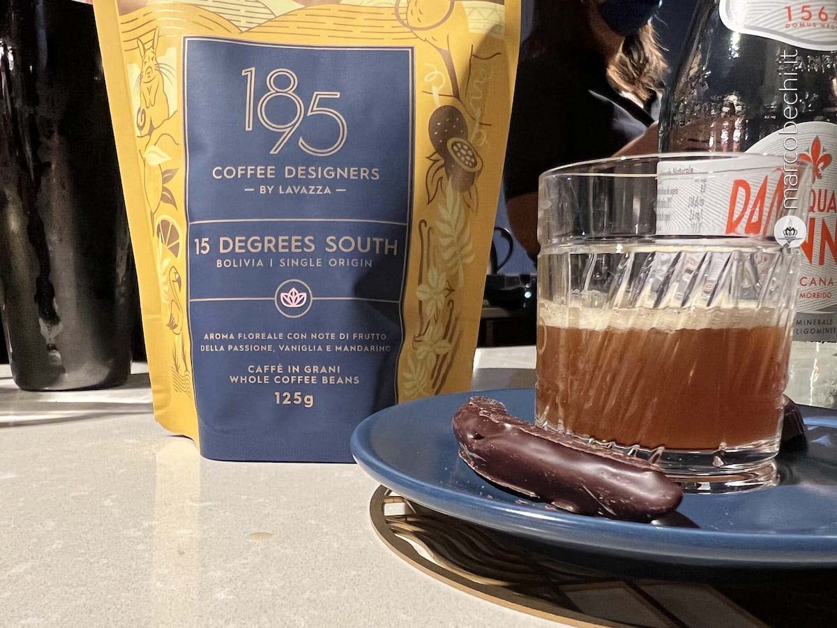 Il cocktail abbinato servito con cioccolata e una scorza di arancia