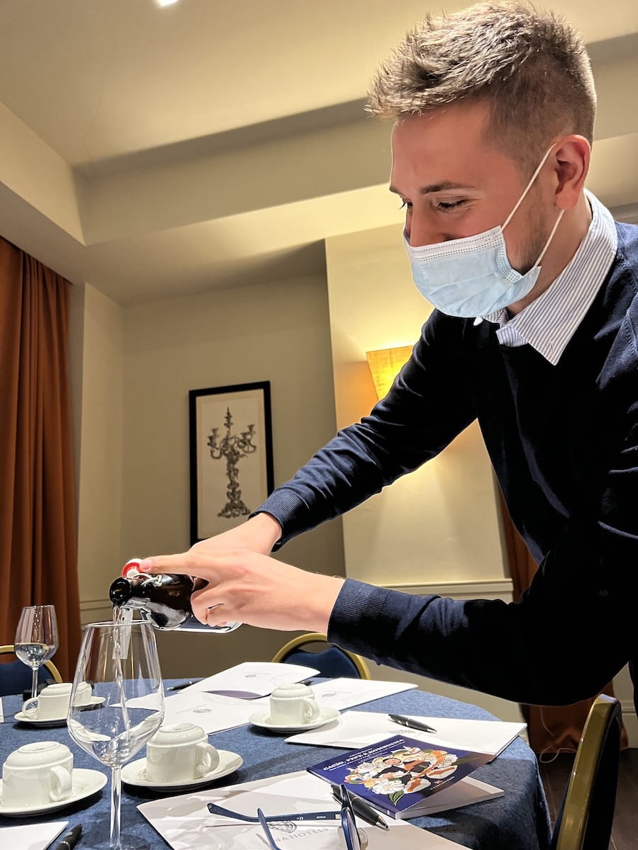 Gabriele Bianchi serve la sua kombucha