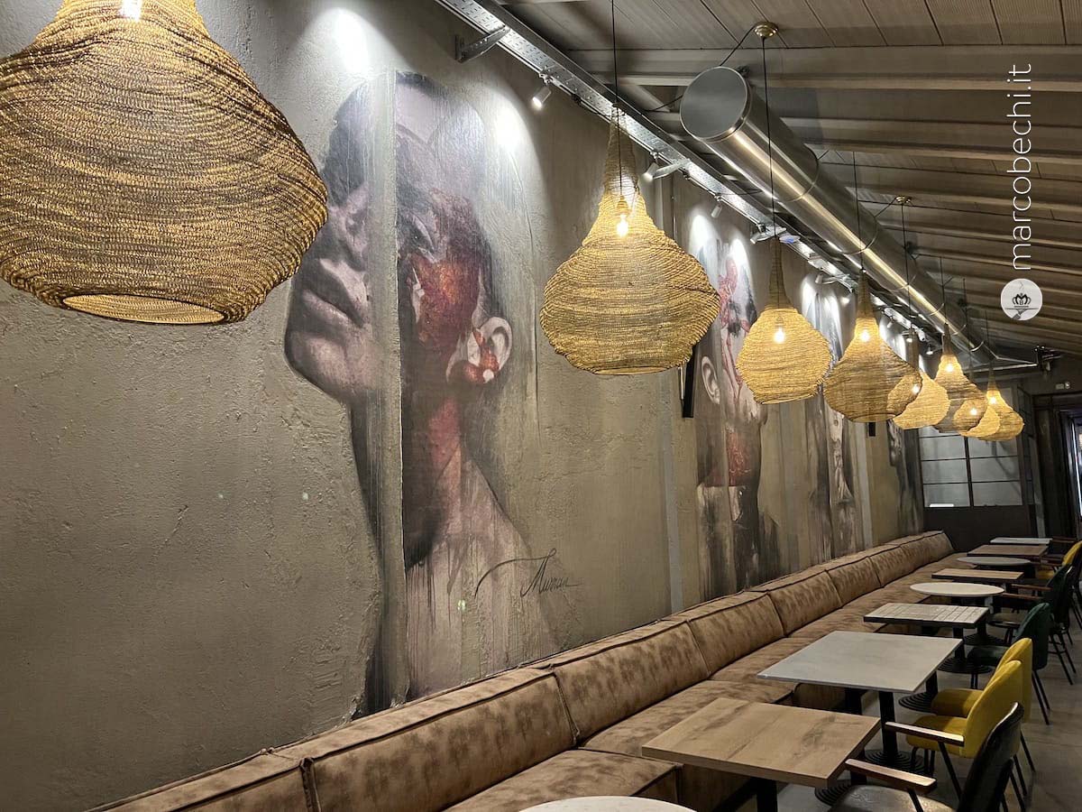 Tavolini e arte sulle pareti