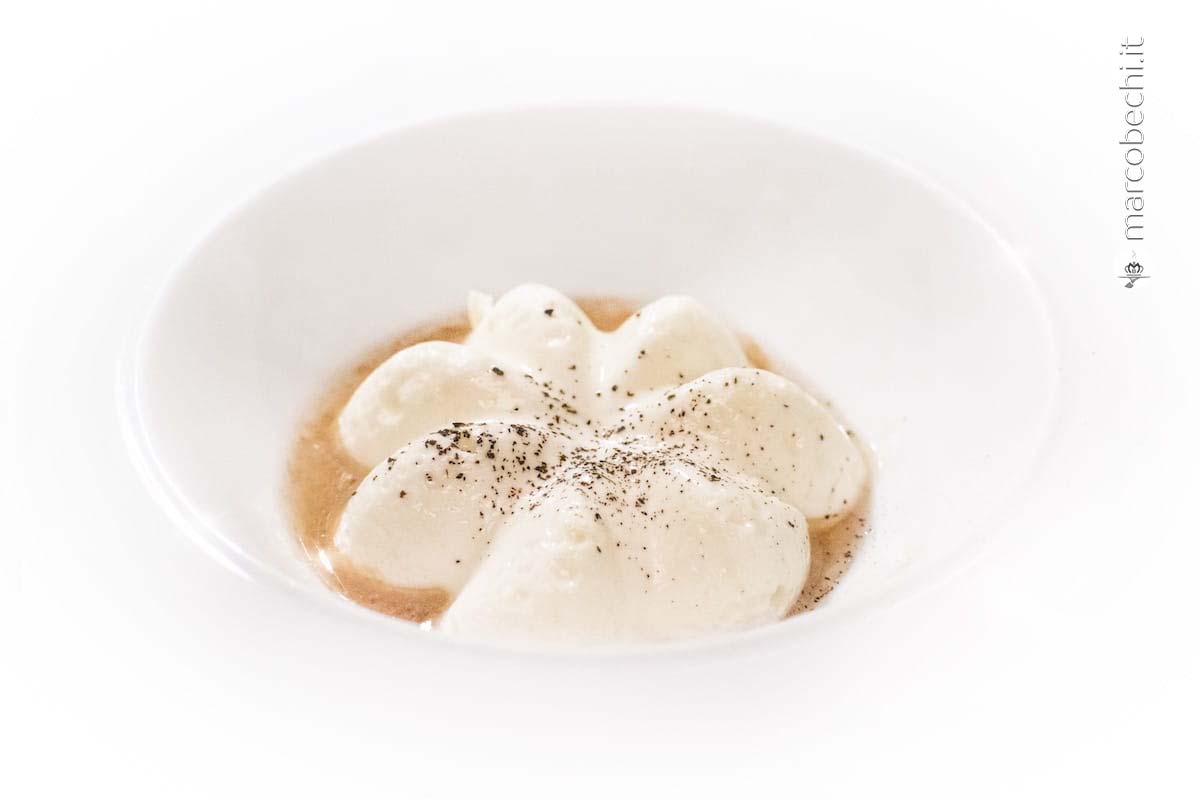 Benvenuto con Budino di ricotta, burro nero e salsa di acciughe