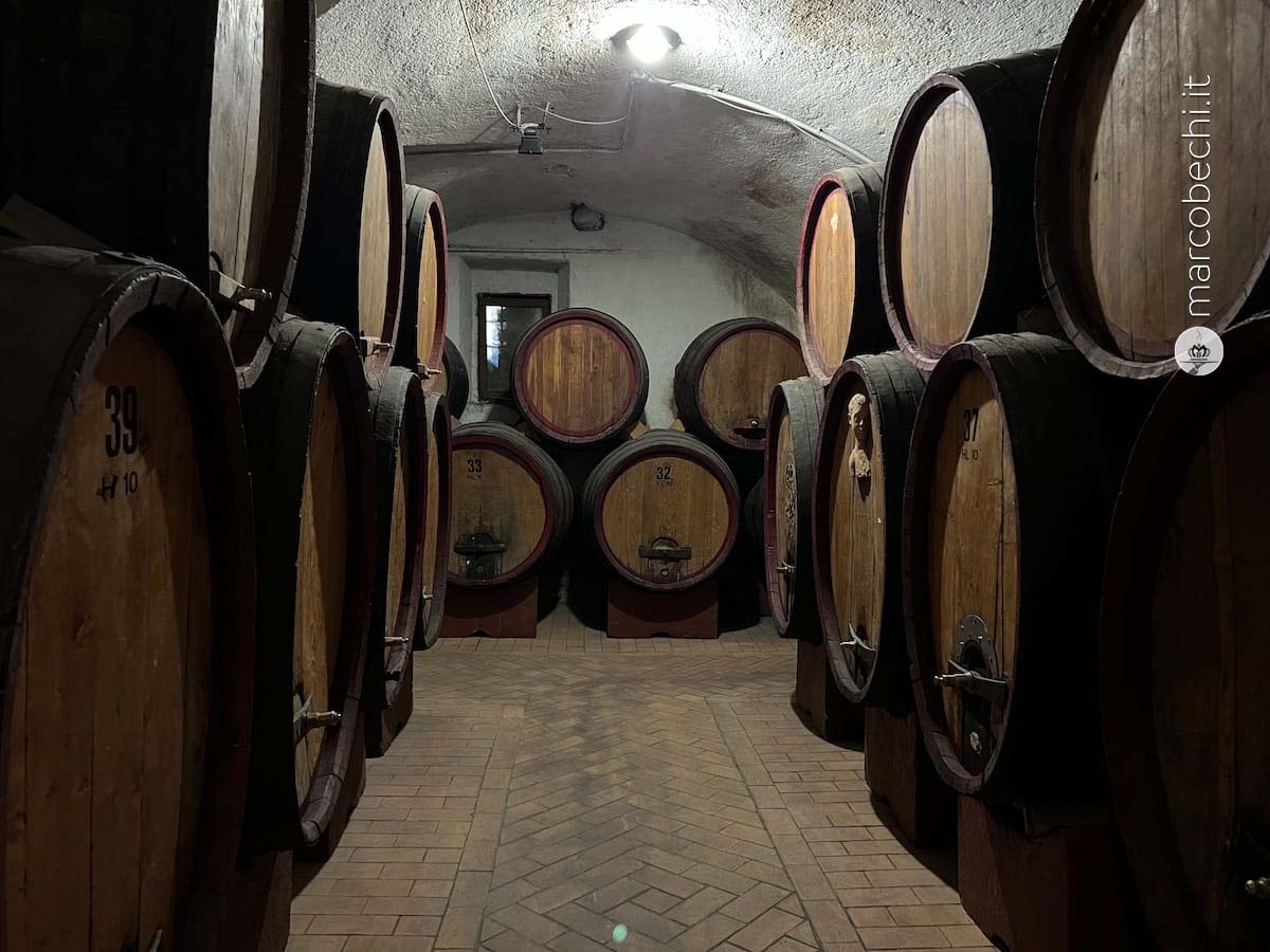 Le botti in cantina di invecchiamento