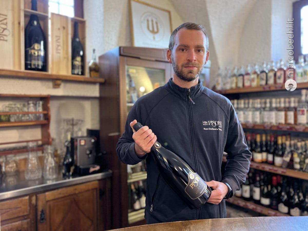 Lo spumante Trento Doc Brut di Pisoni mostrato da Simone Pisoni