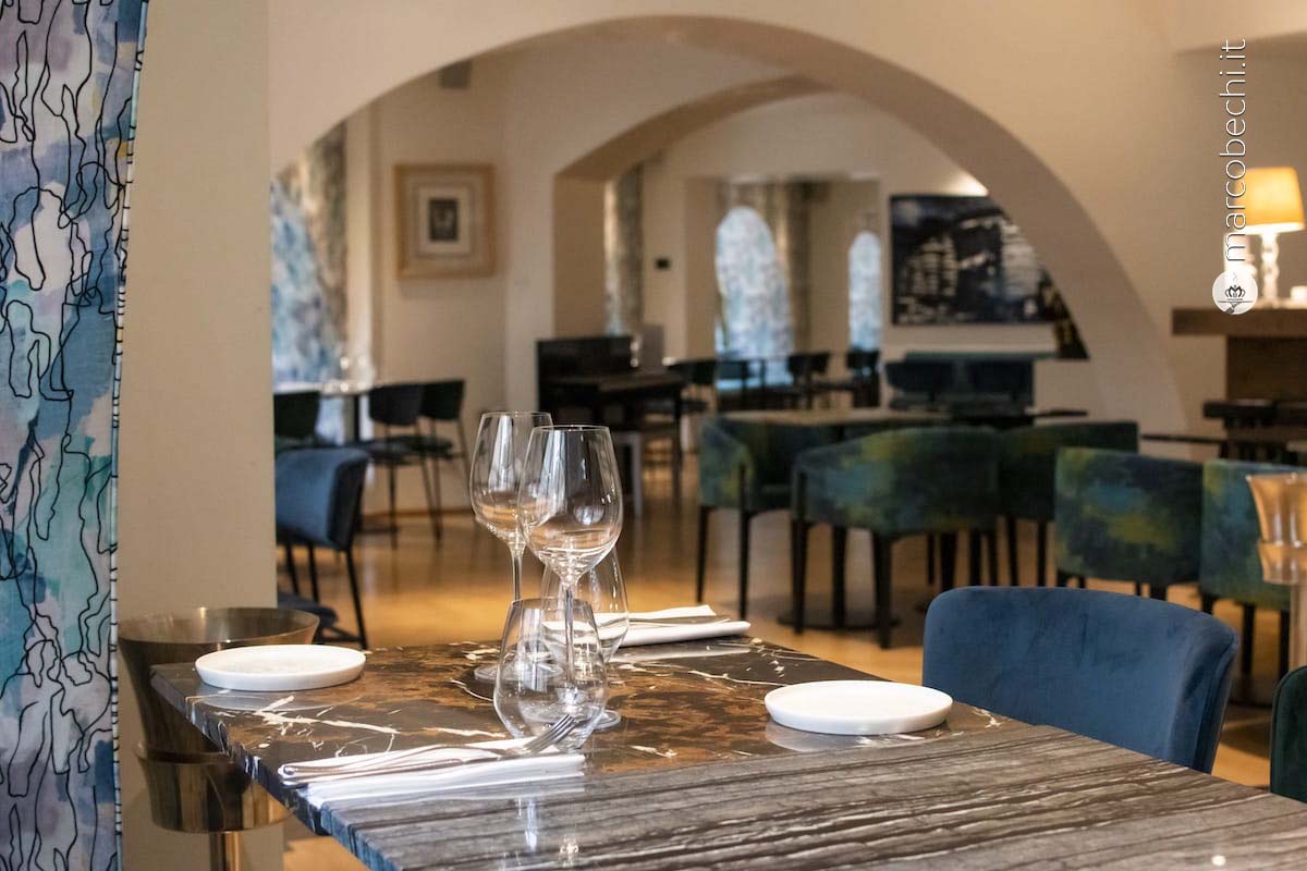 I tavoli in marmo variegato del V Bart & Restaurart alla Galleria Vik Milano
