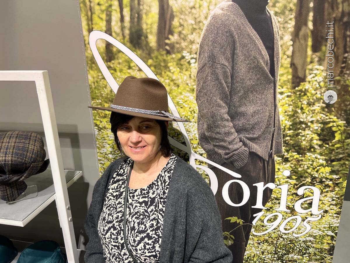 Alessandra Maregatti indossa un cappello di sua creazione di Re-Hatfashion Doria