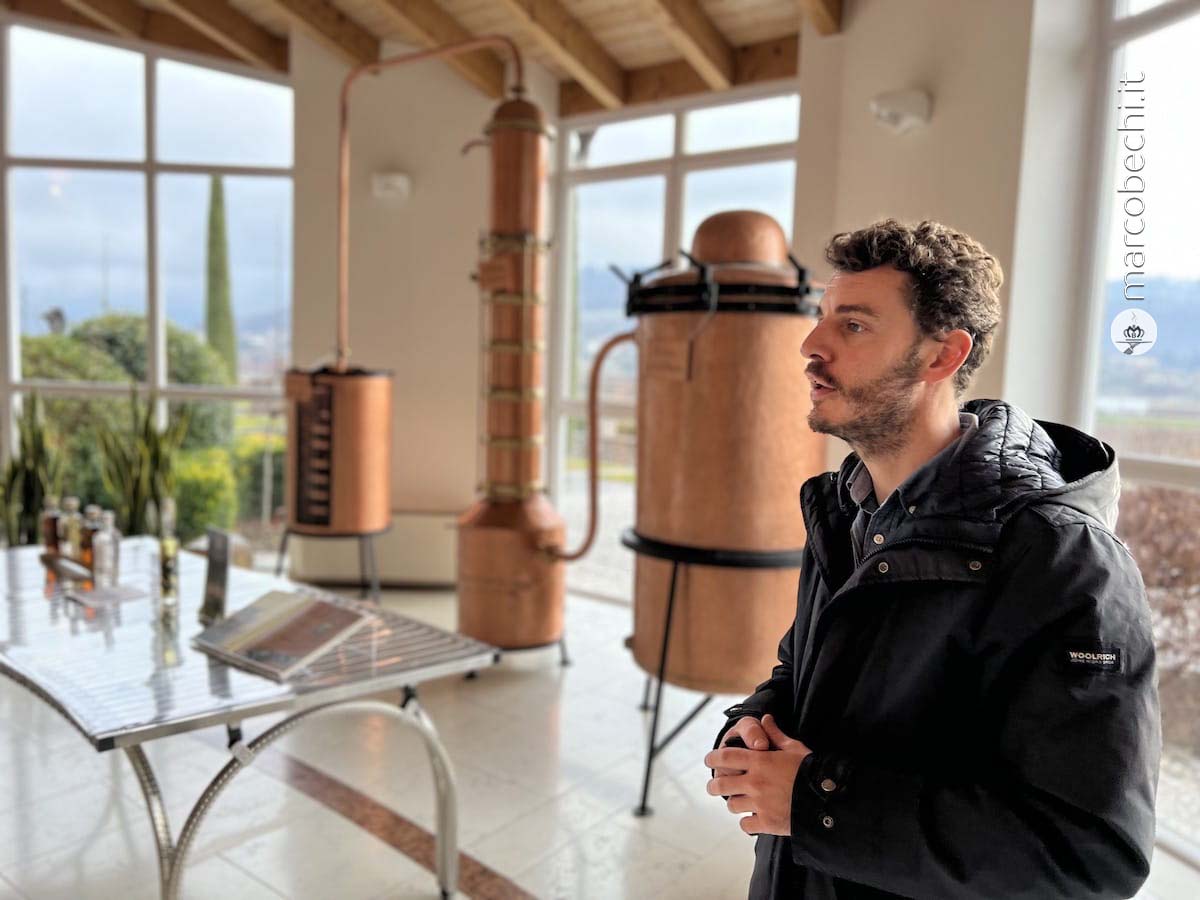 Alessandro spiega la distillazione