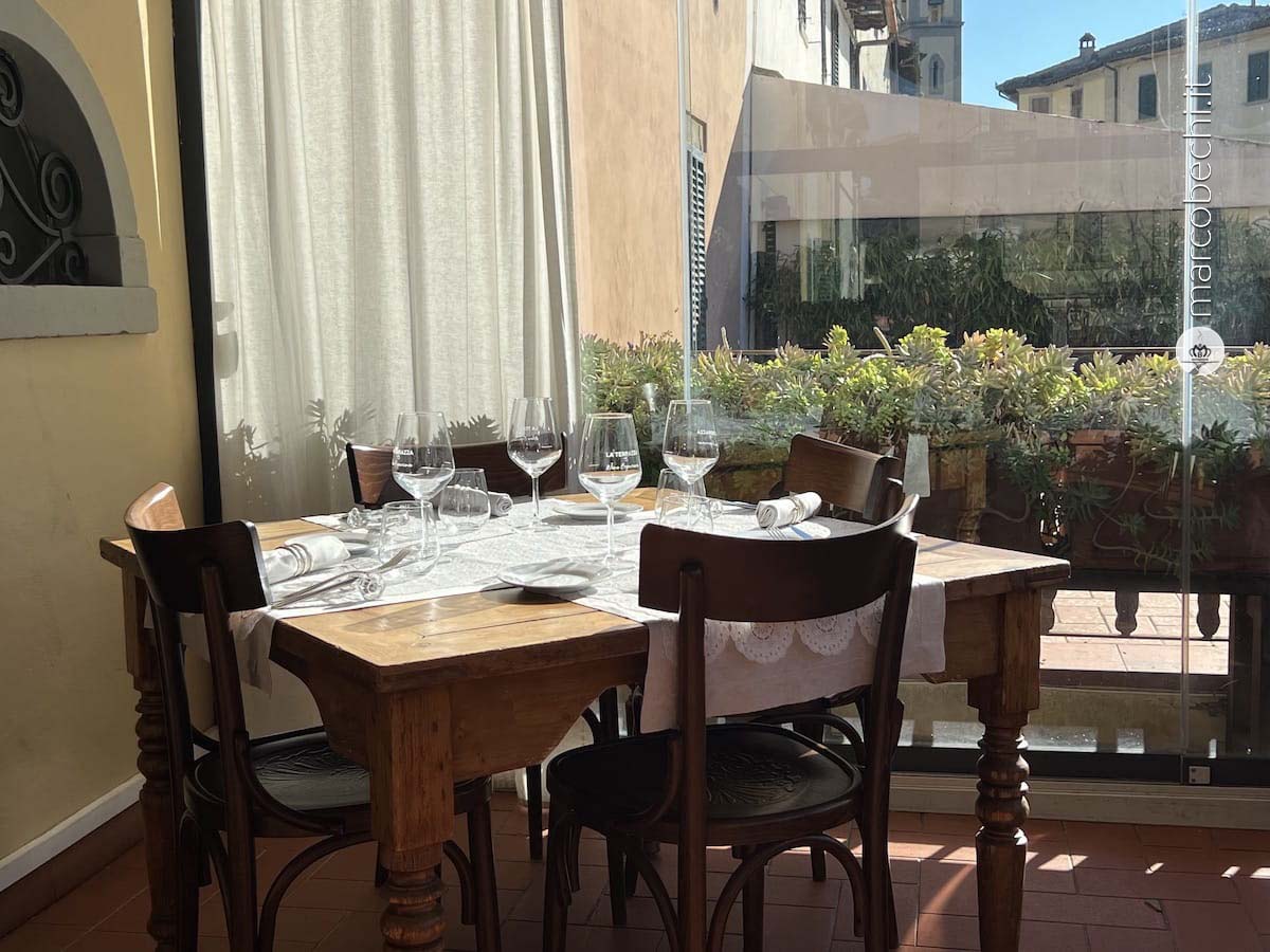 I tavoli nella terrazza che domina la piazza principale di Greve
