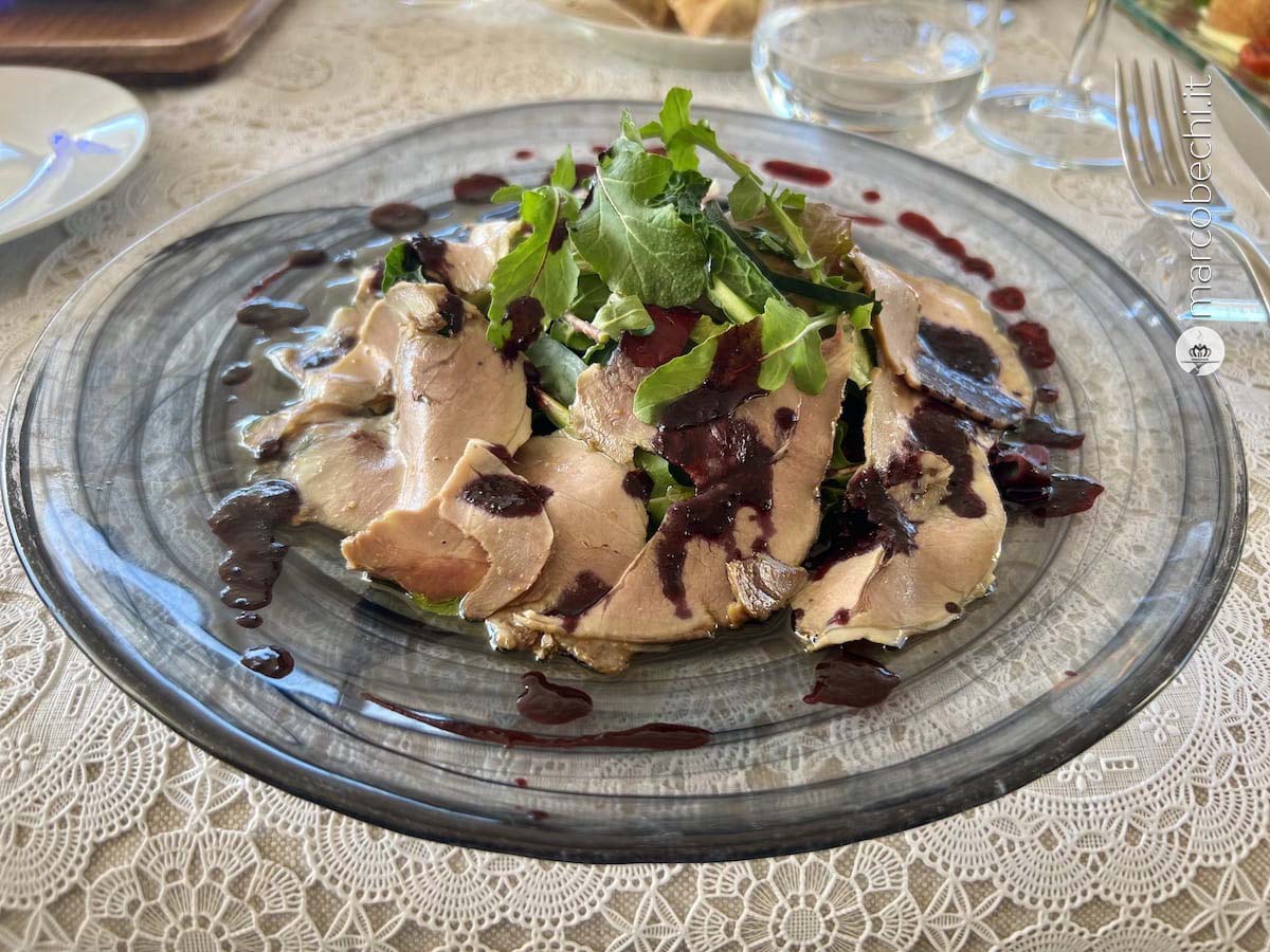 Il cinghialetto brasato con salsa di mirtilli e radicchi invernali