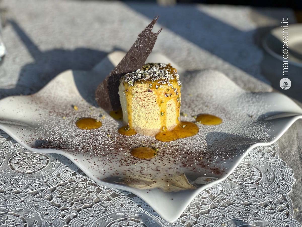 La bavarese alla vaniglia con salsa di mandarino e granella di pistacchio
