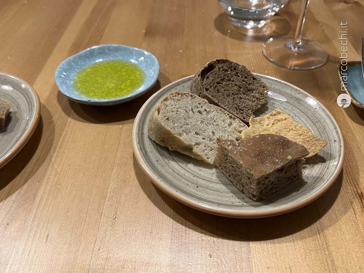 Vari tipi di pane a lievitazione naturale e olio evo