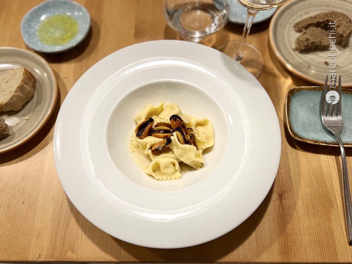 Plin di ricotta e 'nduja di mare, cozze e essenza di maggiorana invernale