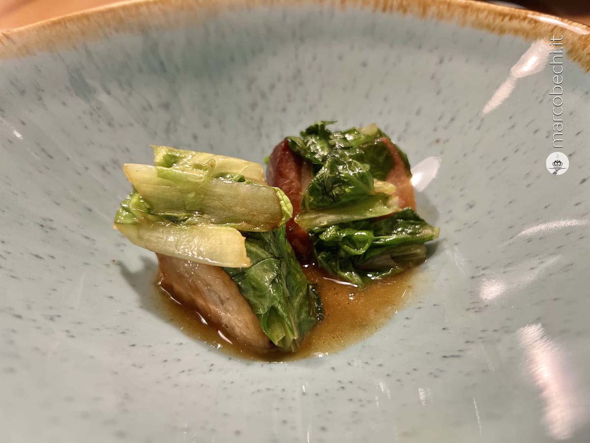 Pancia di maiale, vermouth e lattuga romana
