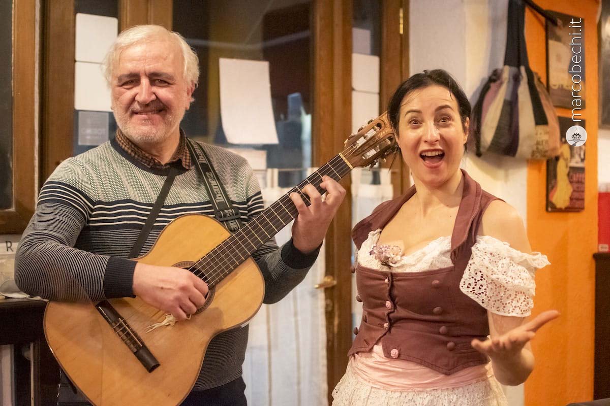 Rossella Vicino la stornellatrice ed il suo accompagnatore musicale
