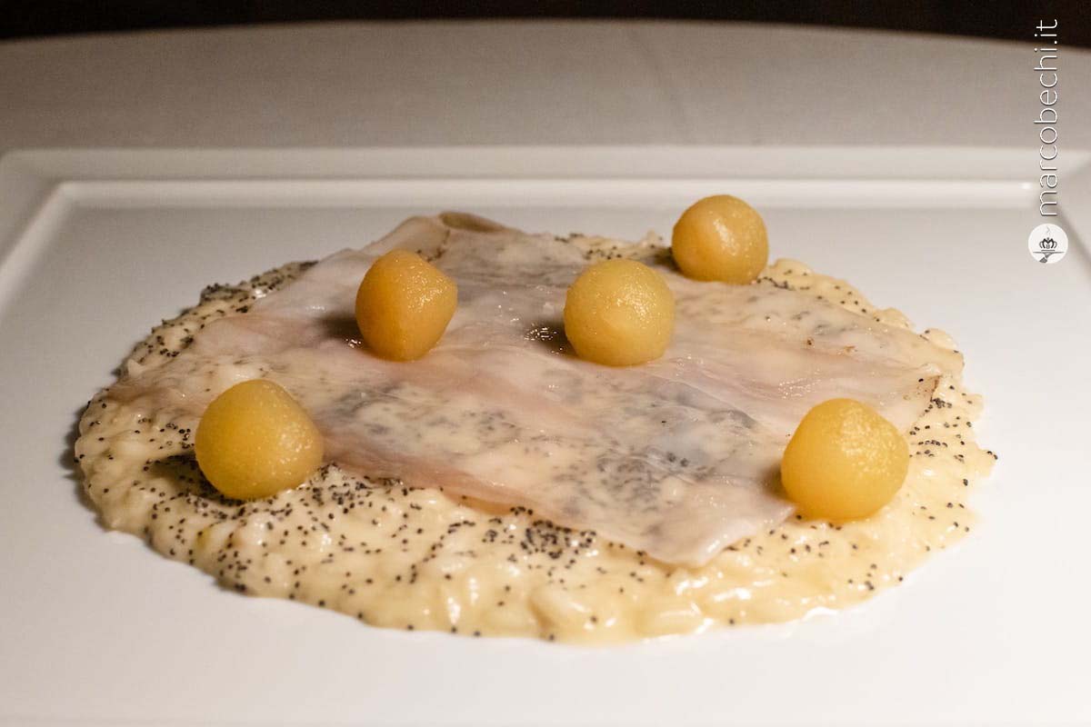 Risotto alla mela, vino rosè, lardo e coriandolo di papavero