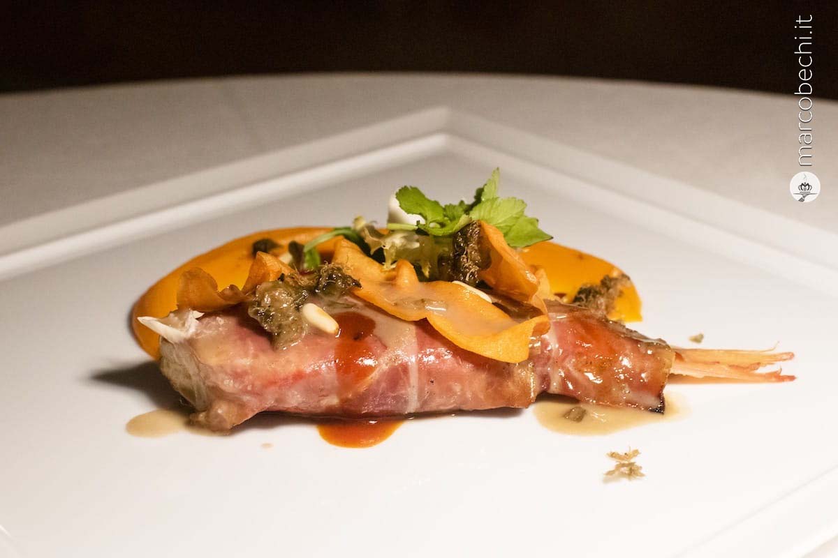 Triglia con purea di zucca, prosciutto di San Miniato, petali di zucca e fiori di cappero tostati