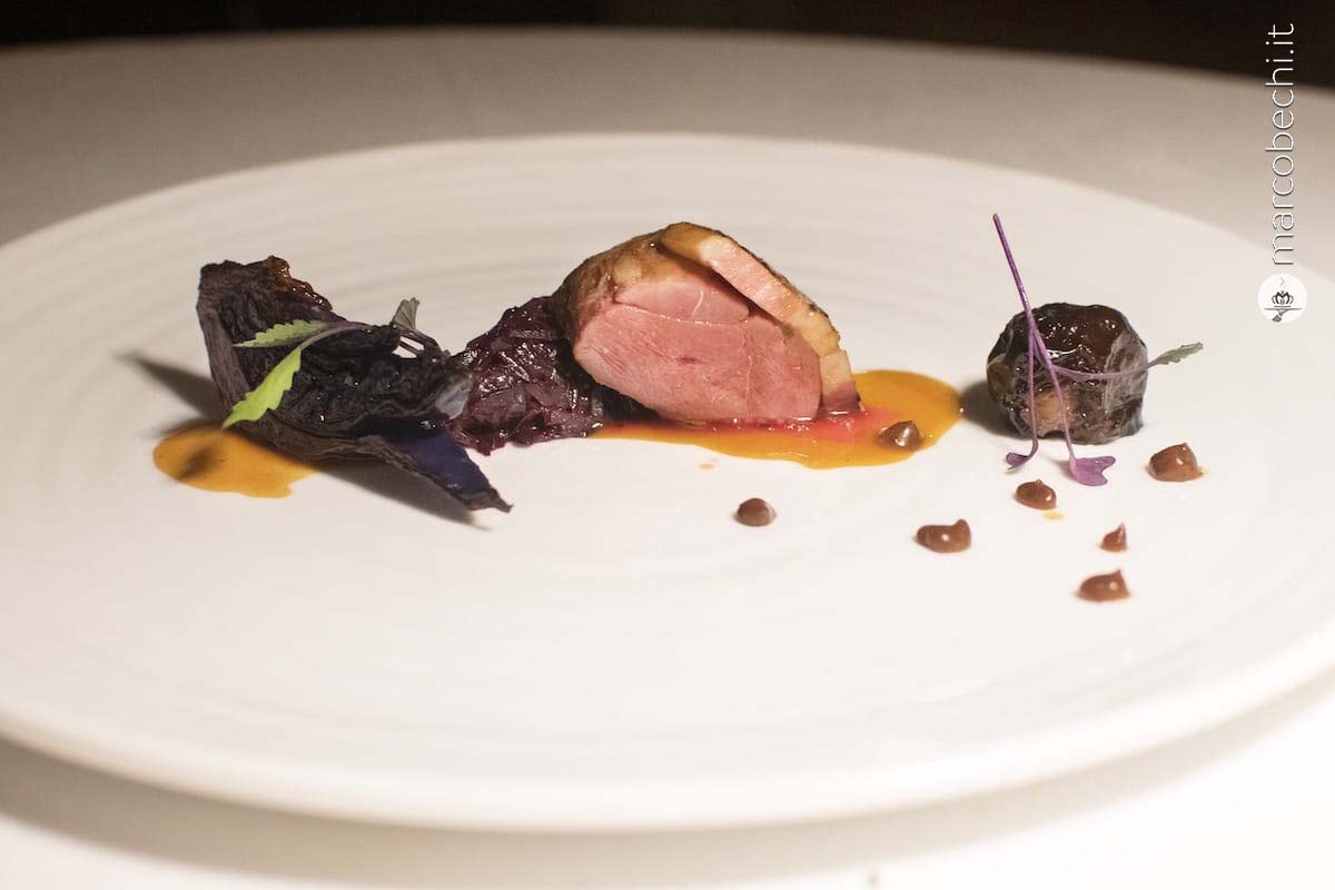 Piccione glassato con guanciale toscano con prugna disidratata ripiena delle sue interiora e cavolo cappuccio.