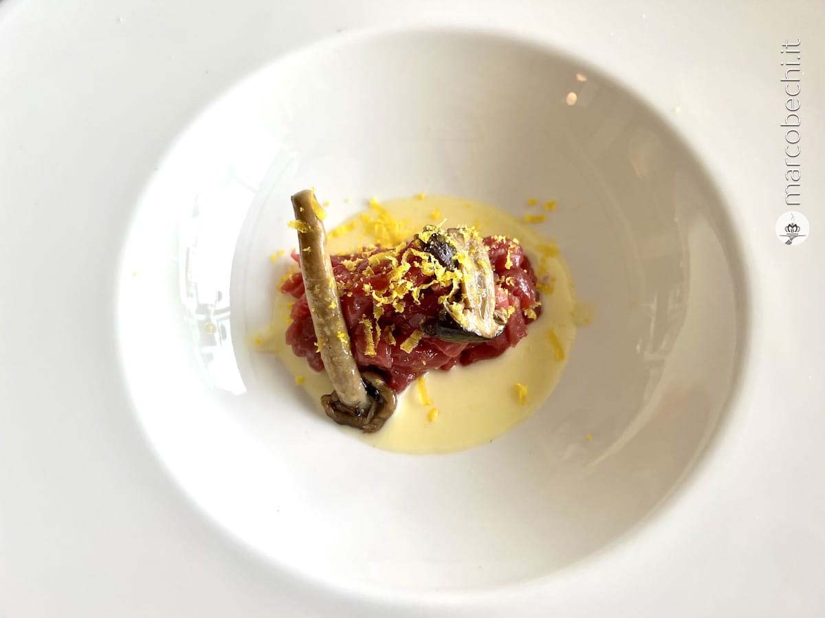 Tartare di Fassona, fonduta di parmigiano, funghi chiodini saltati e tuorlo d'uovo dry