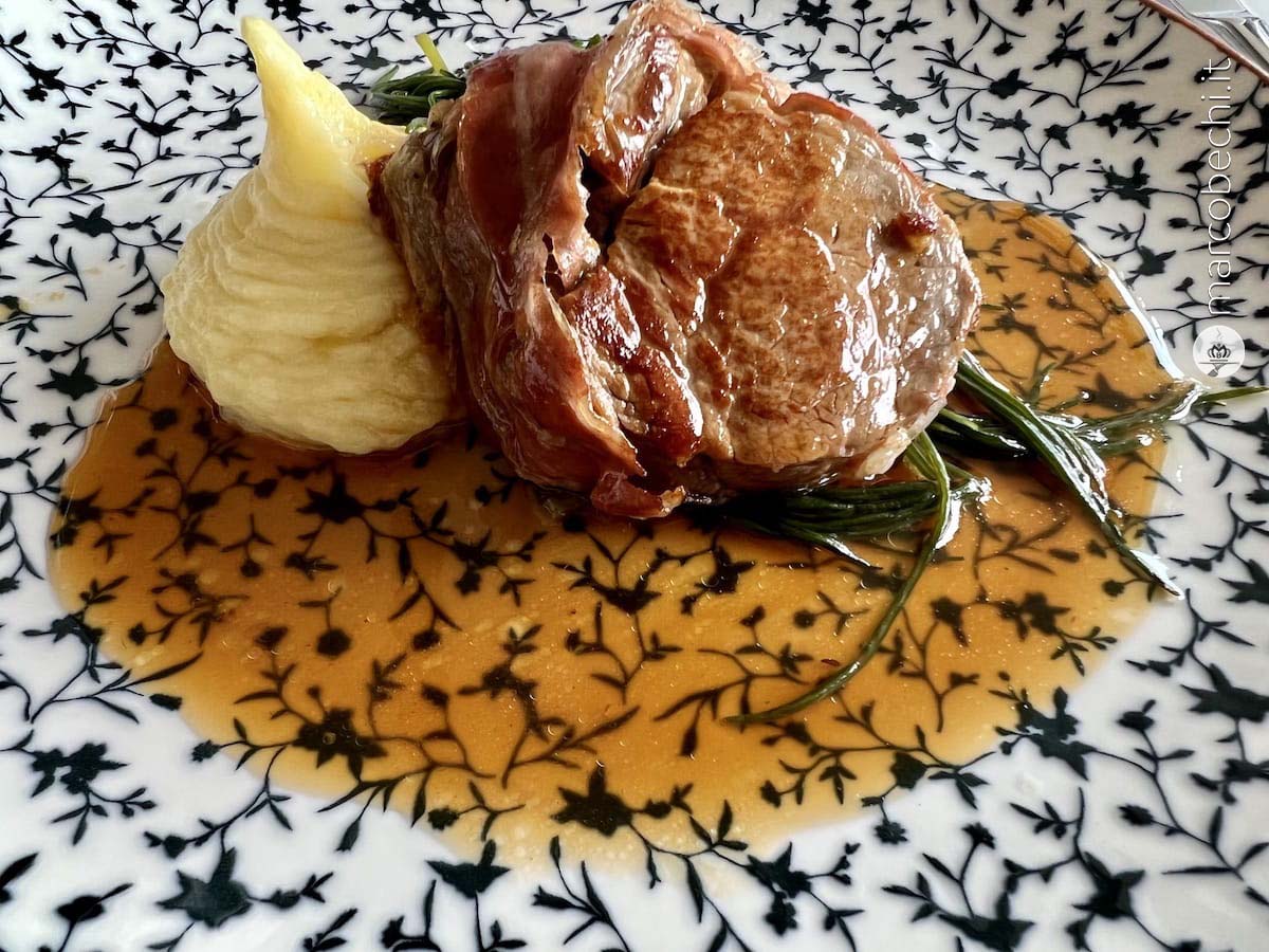 Medaglione di vitella bardato con pancetta del Frittelli, agretti al burro e purè di patate