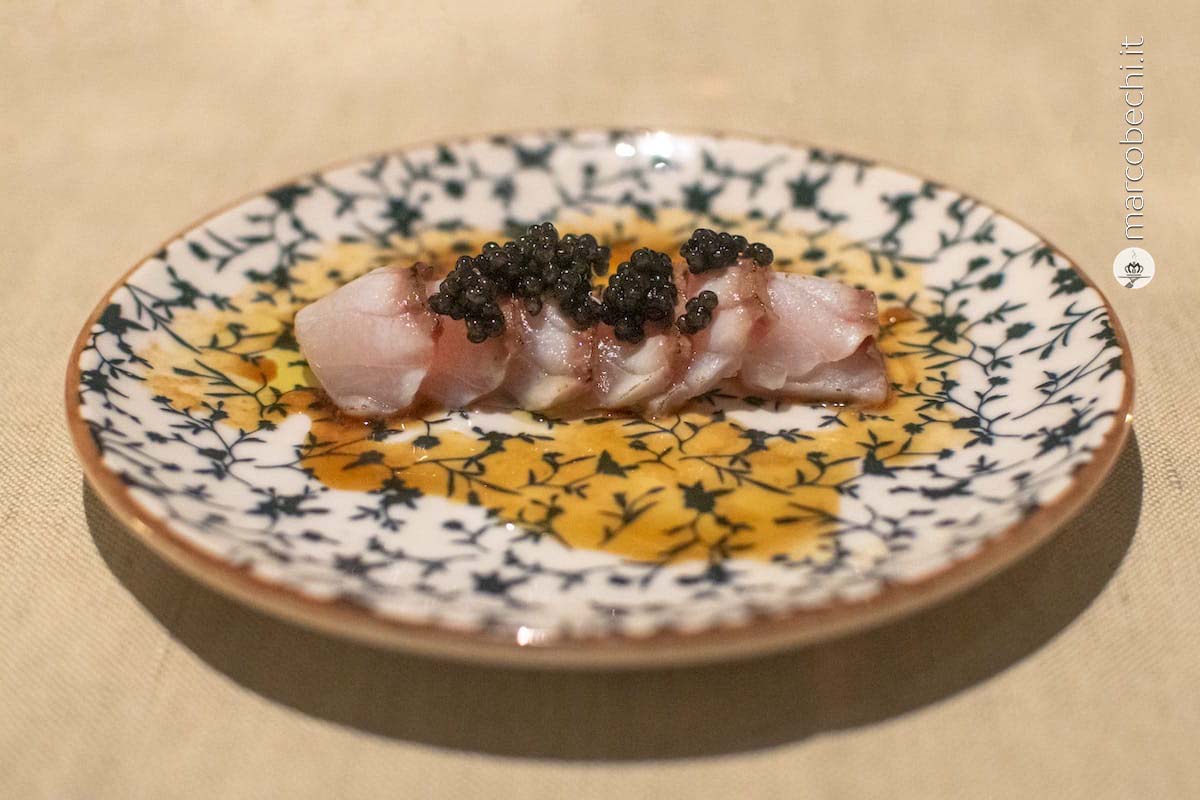 Carpaccio di storione sfiammato, caviale e salsa di soia agli agrumi.
