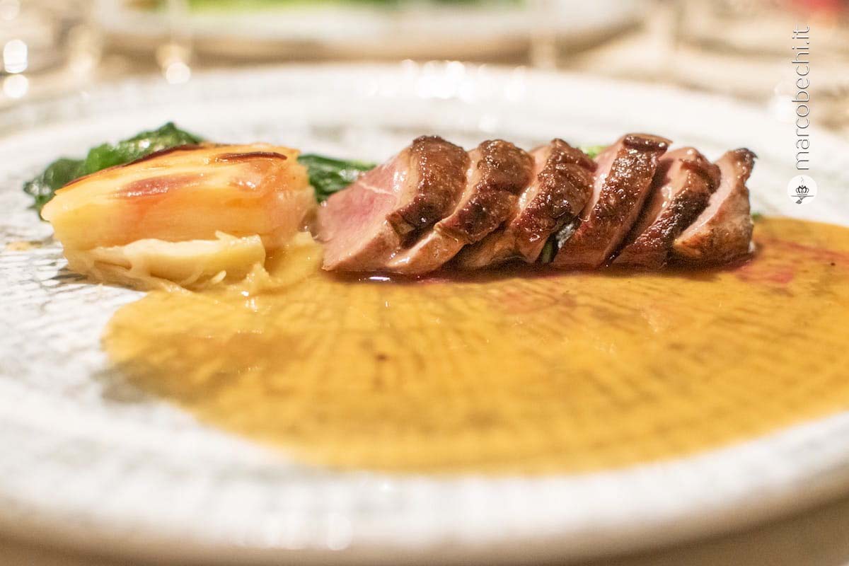 Petto d'anatra, bietoline al burro e millefoglie di patate