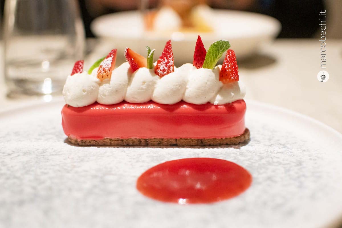 Eclair alle fragole con crema alla vaniglia