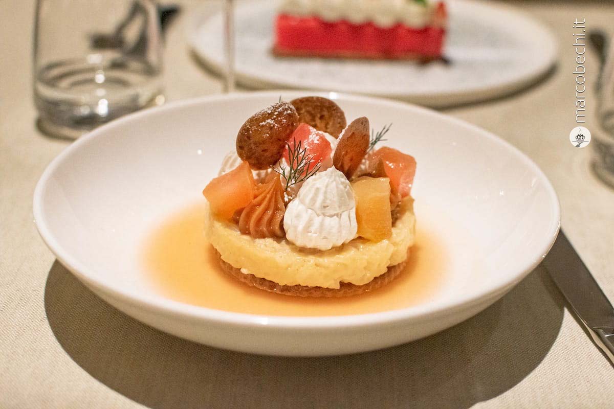 Riso latte con crema al caramello salato, mela speziata e cialda di croccante alla nocciola.
