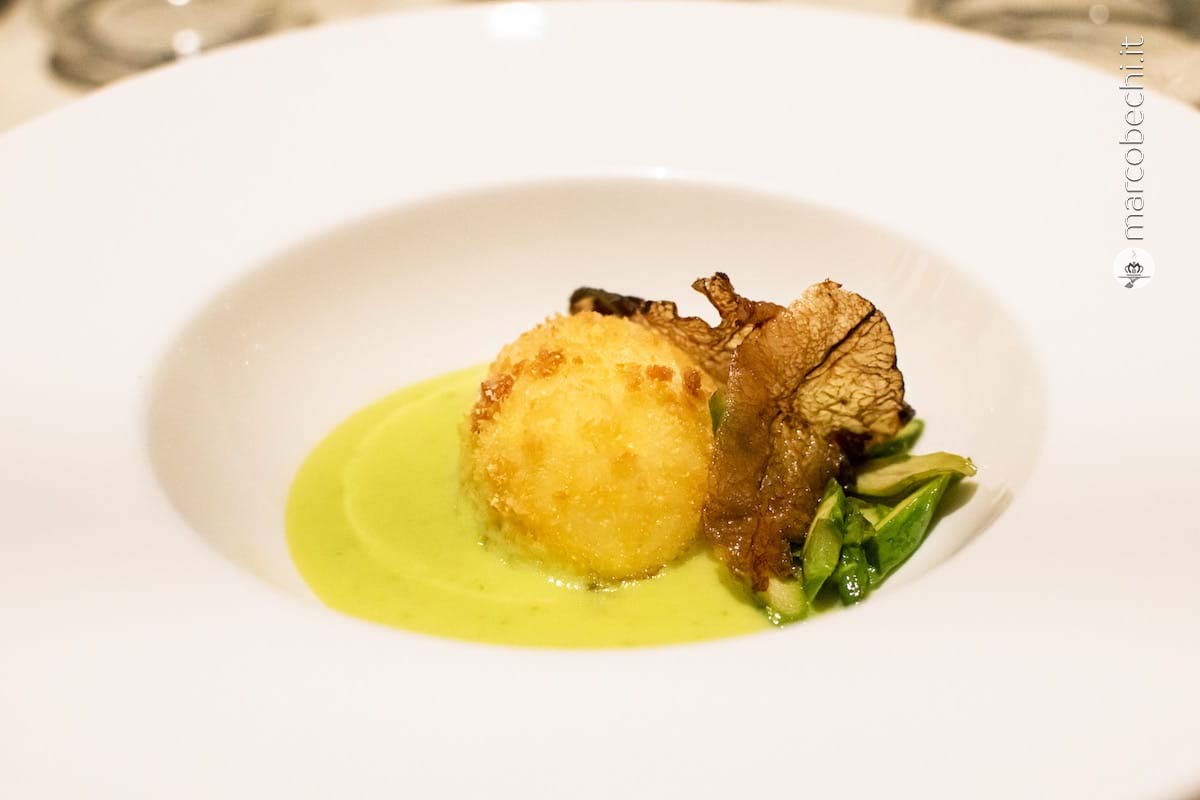 Spuma di asparagi, asparagi croccanti, uovo barzotto e guanciale di Mangalica croccante