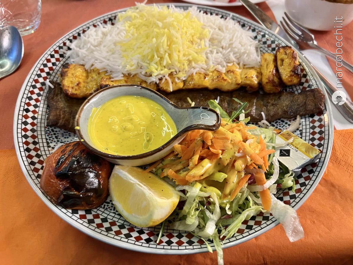 Chelo Kabab Bakhtiari (pollo marinato e agnello)