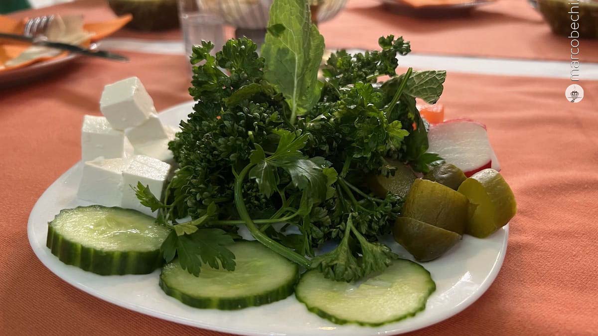 Erbe aromatiche, insalatina, cetriolo, formaggio fresco