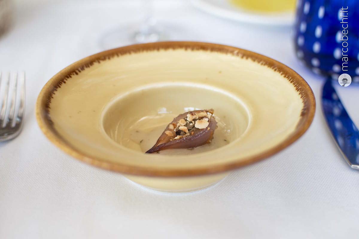 Crema di pancotto su petalo di cipolla con fegato di pollo e mandorla