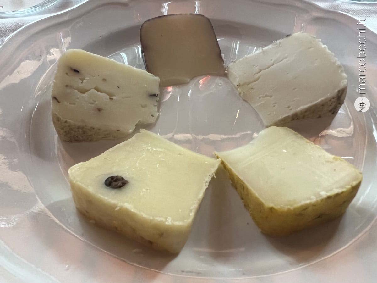 Alcuni dei formaggi della Fattoria dei Barbi