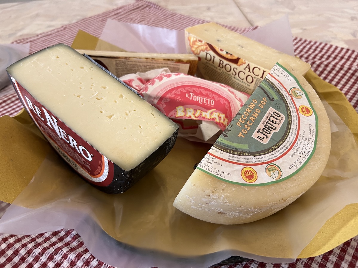 Alcuni formaggi de Il Forteto