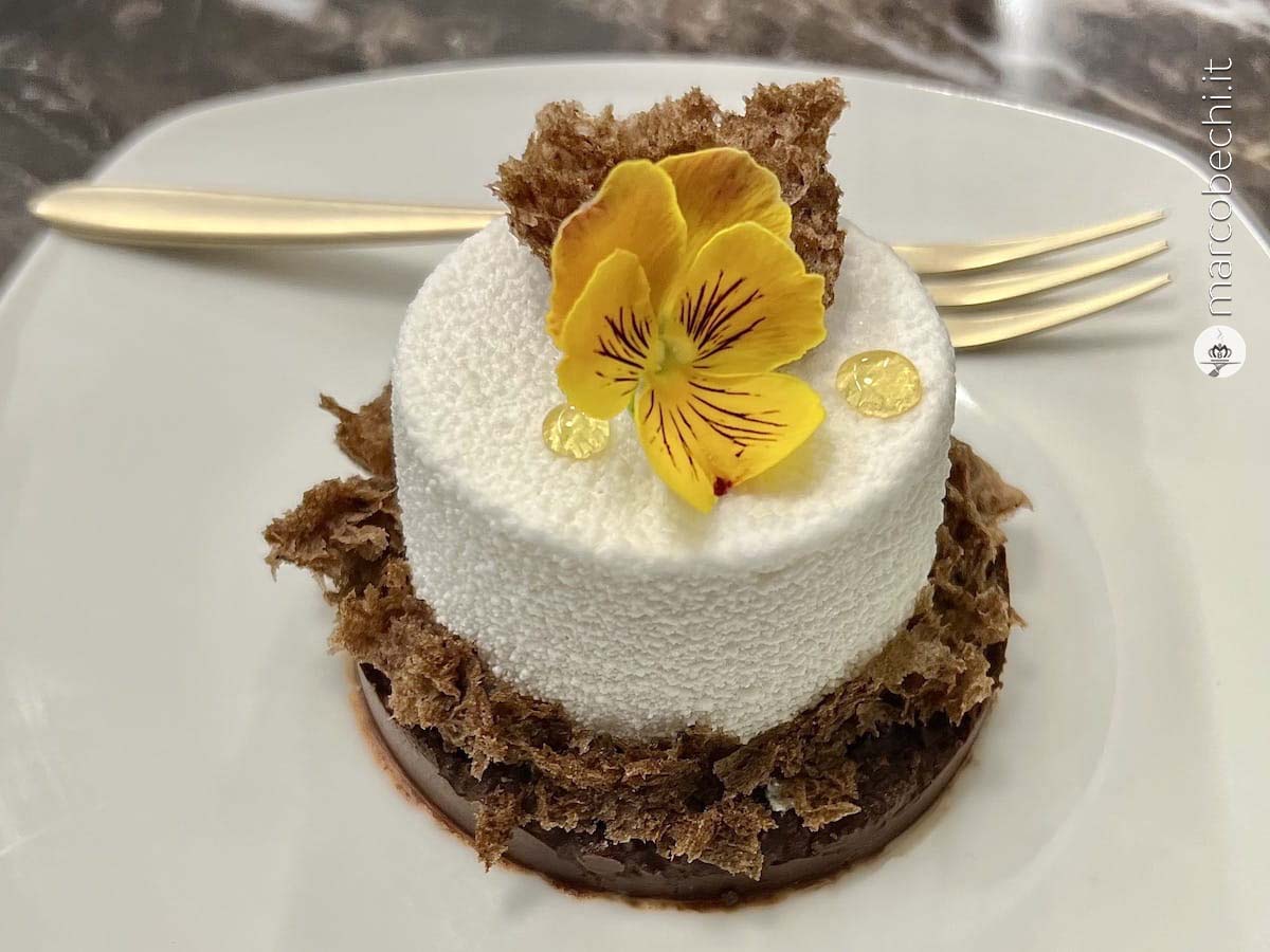Semifreddo al cioccolato bianco con una spugna al cacao e un crumble al cioccolato fondente
