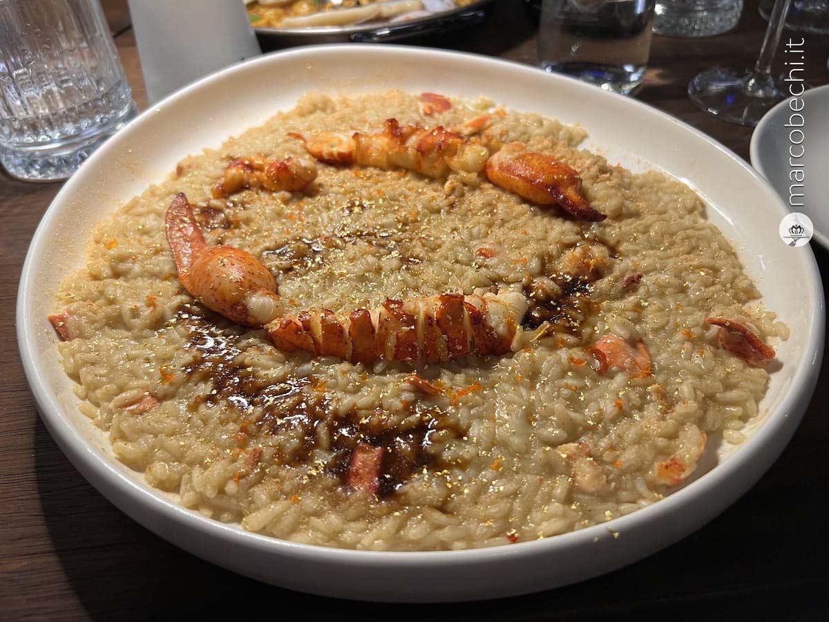 Risotto Imperatore all’astice blu sfumato allo champagne e scaglie d’oro