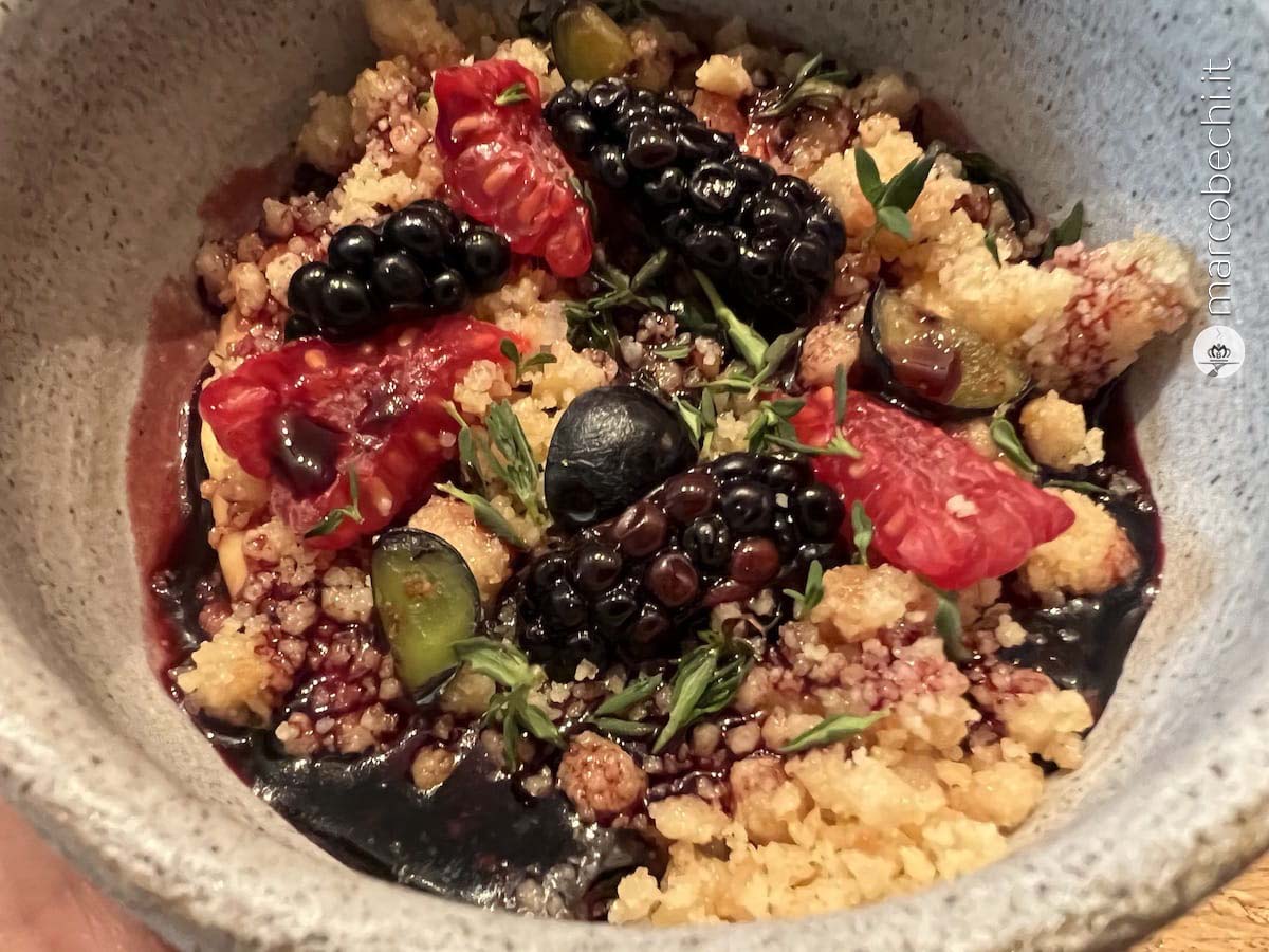 Crema di cheesecake, crumble salato al timo e vaniglia, frutti di bosco e riduzione al vino