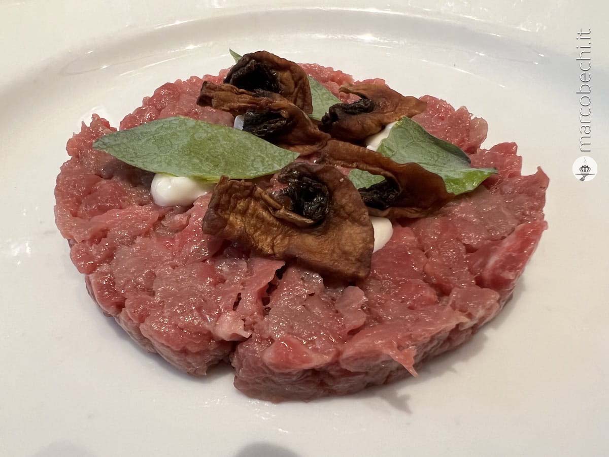 Carne cruda con funghi fritti, maionese al rafano e foglie d’ostrica