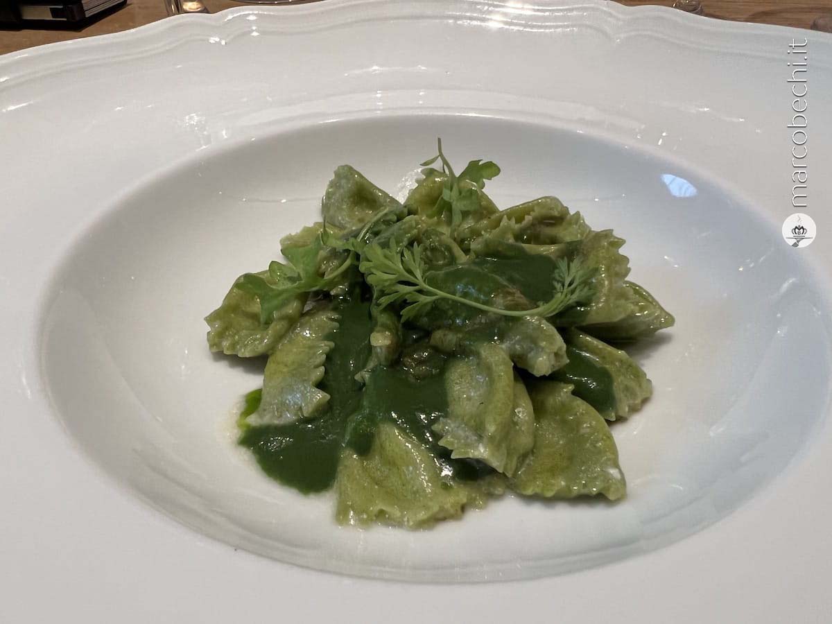 Raviolini di ortica e aglio orsino, ricotta piemontese ed essenza di salvia