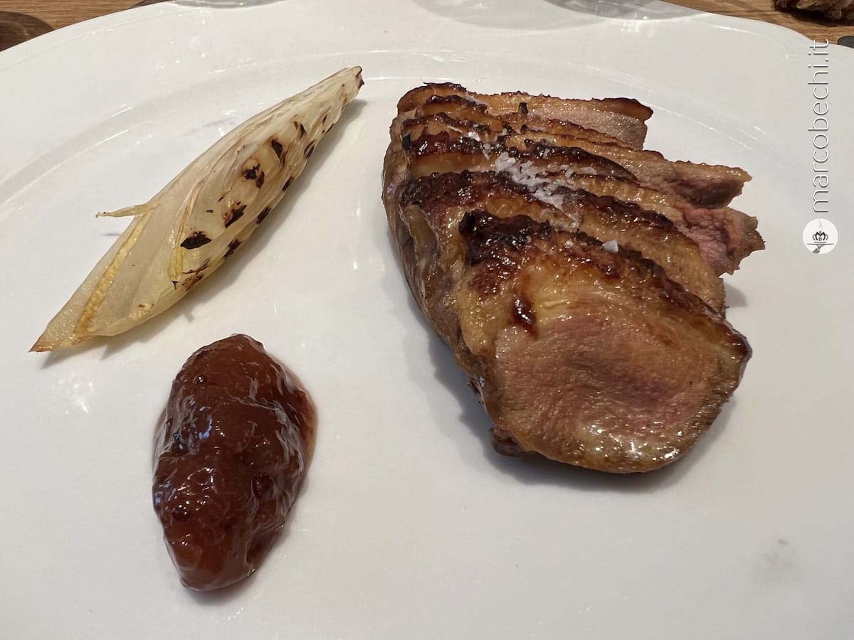 Petto d’anatra al frutto della passione, chutney di pomodoro ed indivia belga