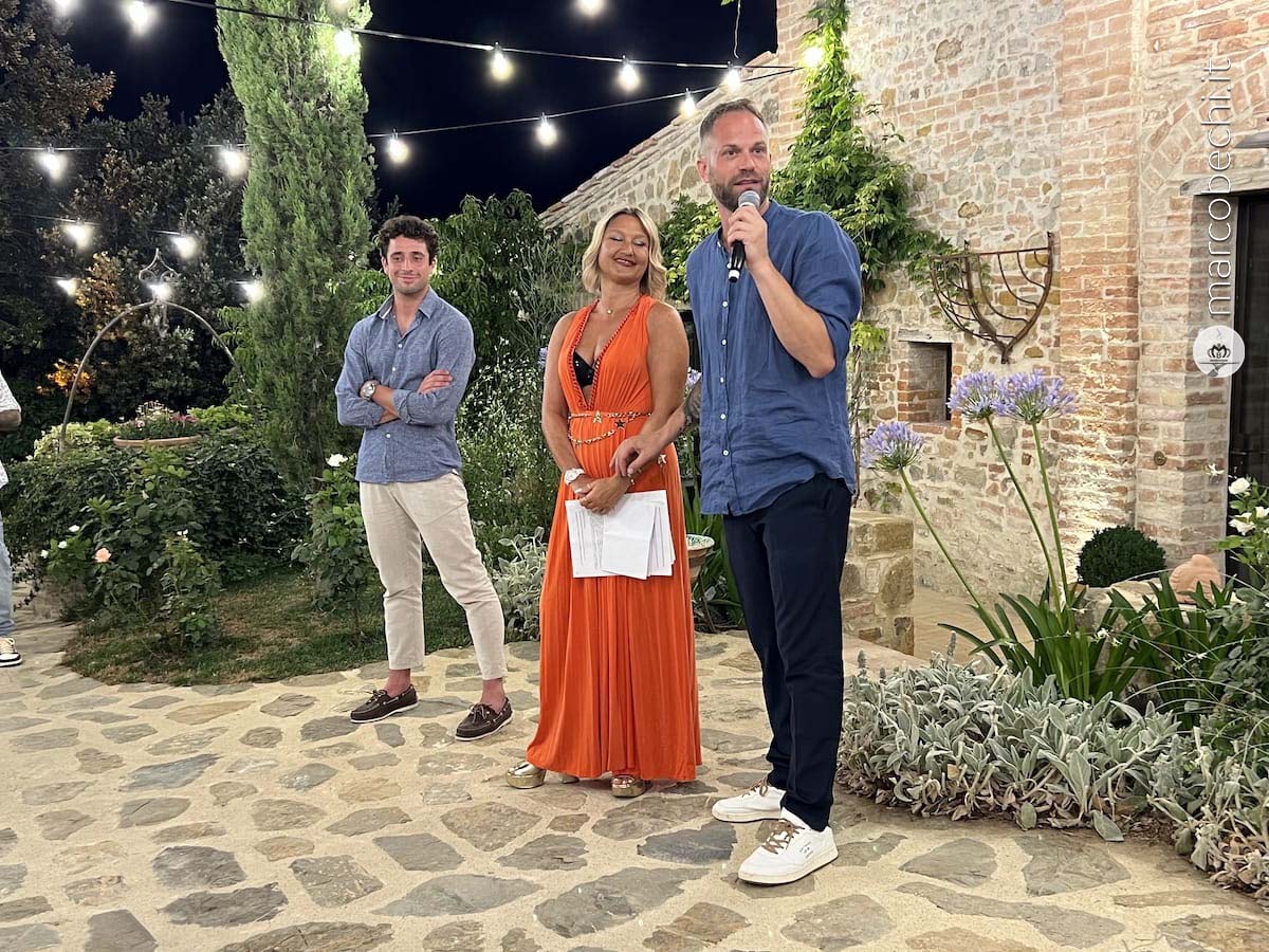 Simone Rugiati che spiega i piatti