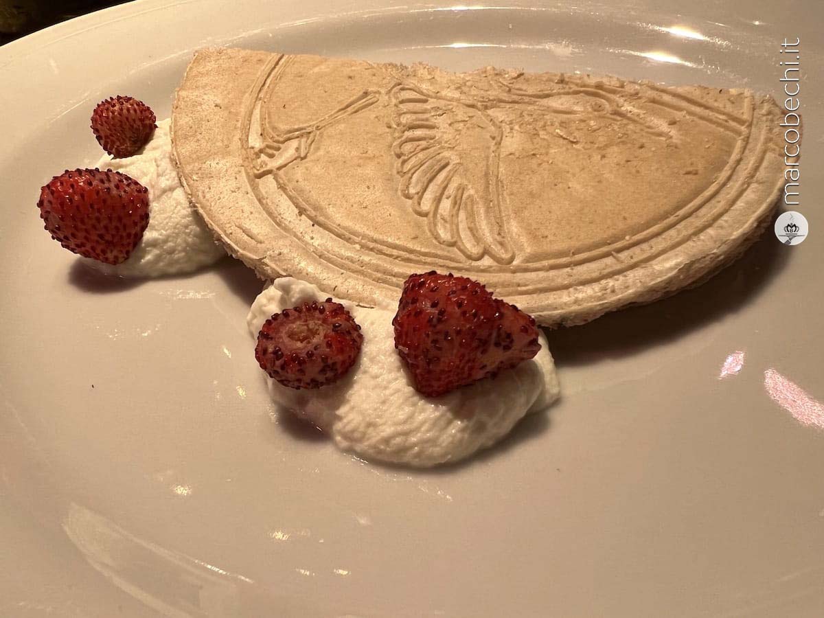 Cialda di Montecatini con gelato e fragole