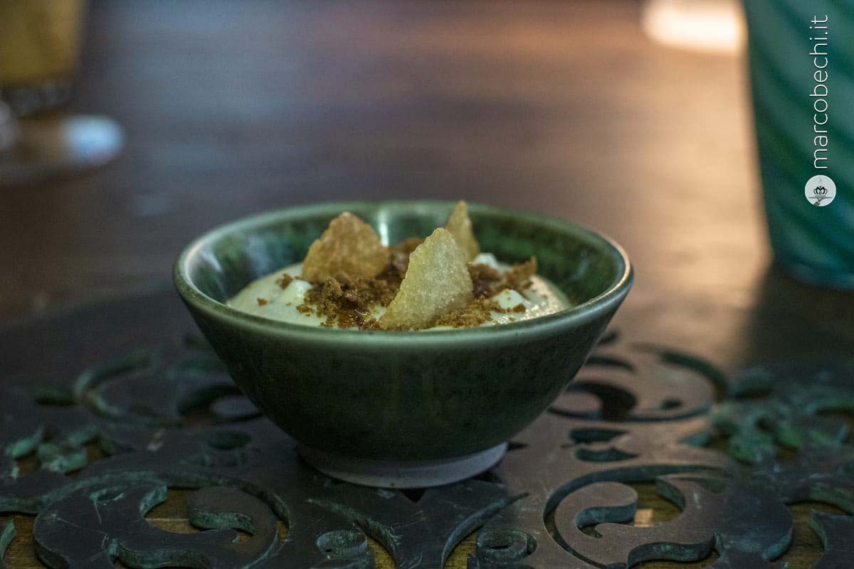 Spuma di patate, vaniglia, cioccolato bianco e tartufo con polvere e chips di patate.