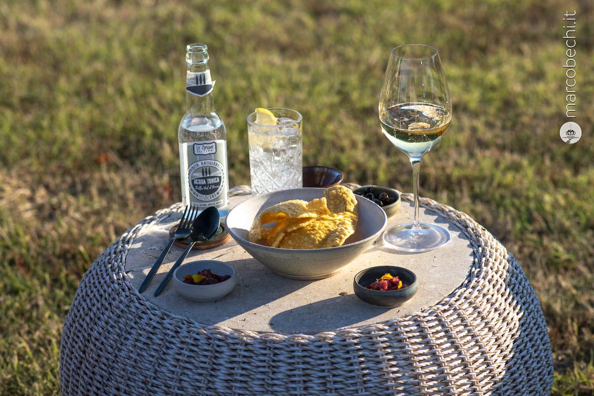 L'aperitivo sull'erba al tramonto