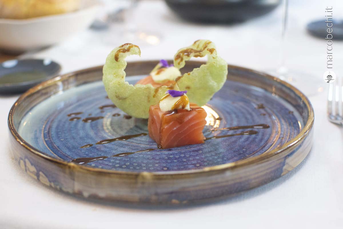 Salmone con chips di riso al wasabi, cremoso di mela verde e salsa al miso