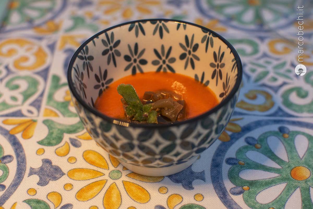 Crema di peperone rosso, melanzana fermentata con basilico e erba glaciale
