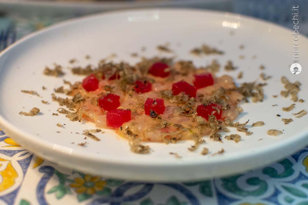 Tartare di gamberi del Tirreno con cocomero compresso e tartufo nero estivo