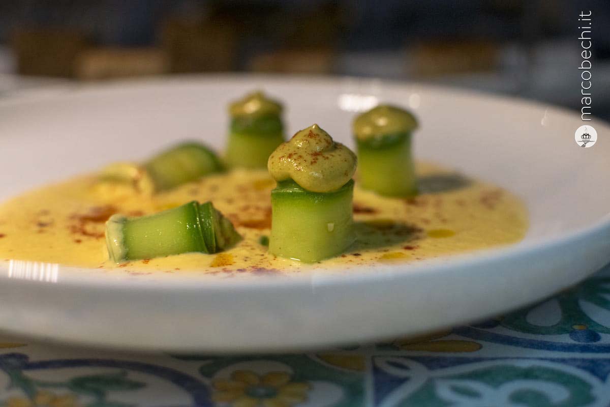 Polenta con crema di mais fresco, lime, olio di elicrisio e zucchine ripiene